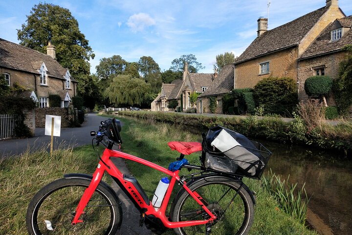 A excursão privada de um dia de bicicleta elétrica em Cotswolds começa perto de Oxford
