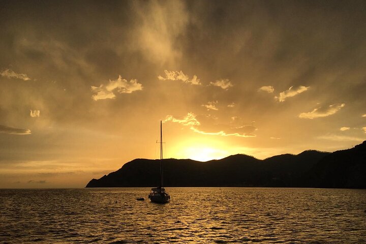 Experiencia de paseo en barco al atardecer en Cinque Terre con aperitivo y baño.