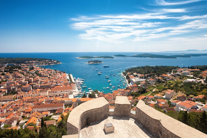 Heldags katamaranskryssning till Hvar och Pakleniöarna med mat och gratis drycker