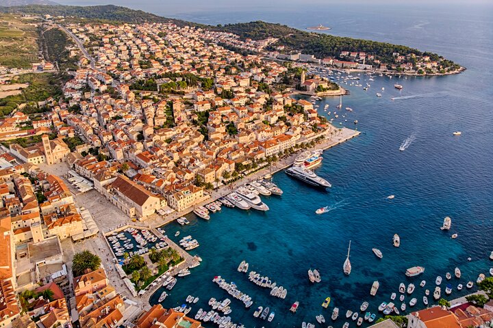 Heldags katamaranskryssning till Hvar och Pakleniöarna med mat och gratis drycker