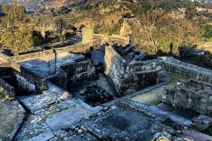 Historisk Tour inklusive Unesco Kangra Fort & Rock cut tempel fra Dharamshala