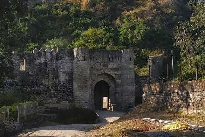 Historisk Tour inklusive Unesco Kangra Fort & Rock cut tempel fra Dharamshala