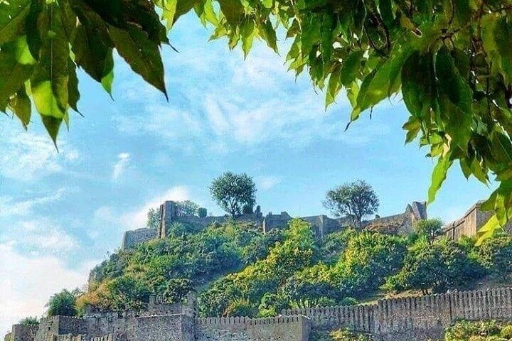 Historisk Tour inklusive Unesco Kangra Fort & Rock cut tempel fra Dharamshala