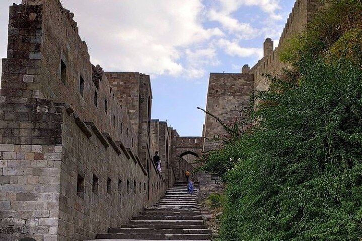Historisk Tour inklusive Unesco Kangra Fort & Rock cut tempel fra Dharamshala