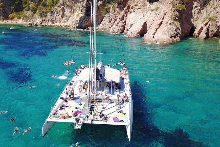 Promenade à travers la Costa Brava dans un grand catamaran avec buffet de barbacoa et salle de bain.