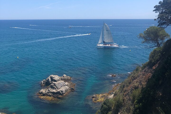 Promenade à travers la Costa Brava dans un grand catamaran avec buffet de barbacoa et salle de bain.