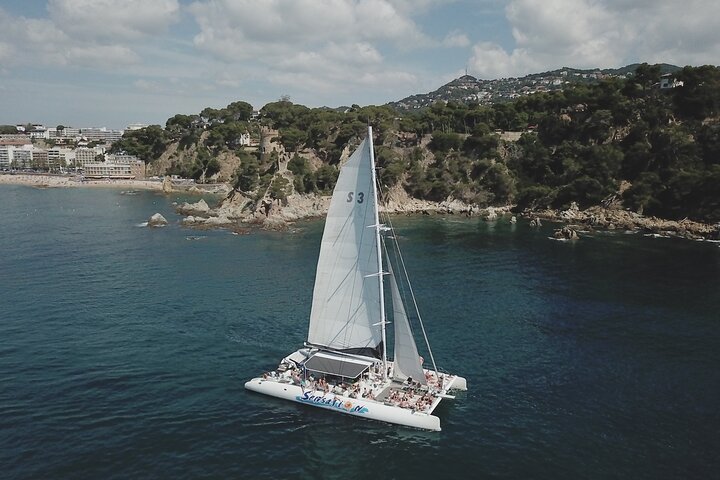 Promenade à travers la Costa Brava dans un grand catamaran avec buffet de barbacoa et salle de bain.
