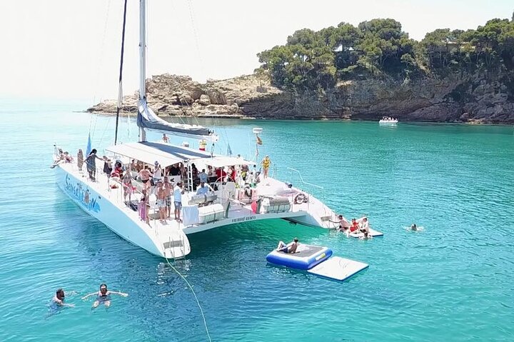 Promenade à travers la Costa Brava dans un grand catamaran avec buffet de barbacoa et salle de bain.