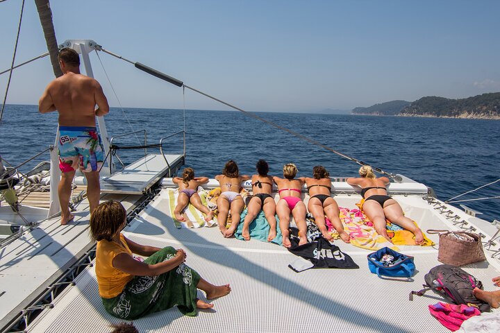 Promenade à travers la Costa Brava dans un grand catamaran avec buffet de barbacoa et salle de bain.