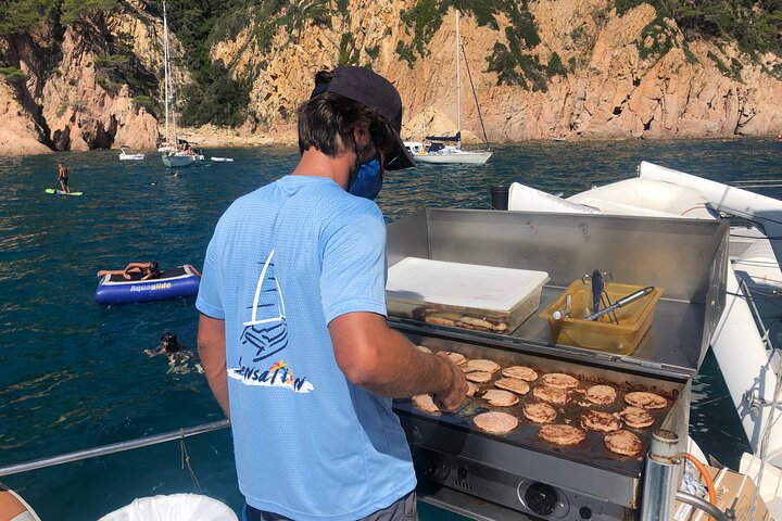 Promenade à travers la Costa Brava dans un grand catamaran avec buffet de barbacoa et salle de bain.