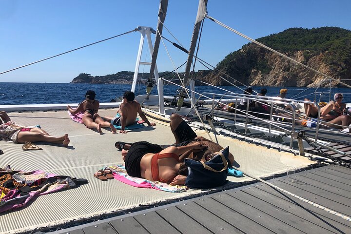 Promenade à travers la Costa Brava dans un grand catamaran avec buffet de barbacoa et salle de bain.