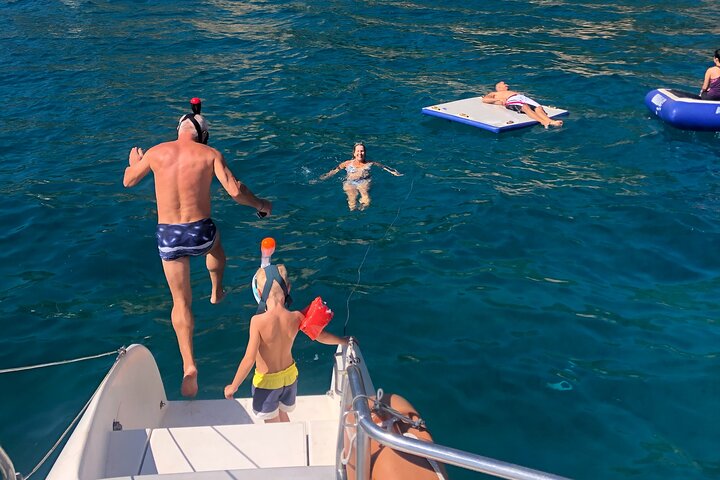 Promenade à travers la Costa Brava dans un grand catamaran avec buffet de barbacoa et salle de bain.
