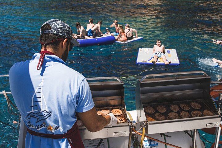 Promenade à travers la Costa Brava dans un grand catamaran avec buffet de barbacoa et salle de bain.