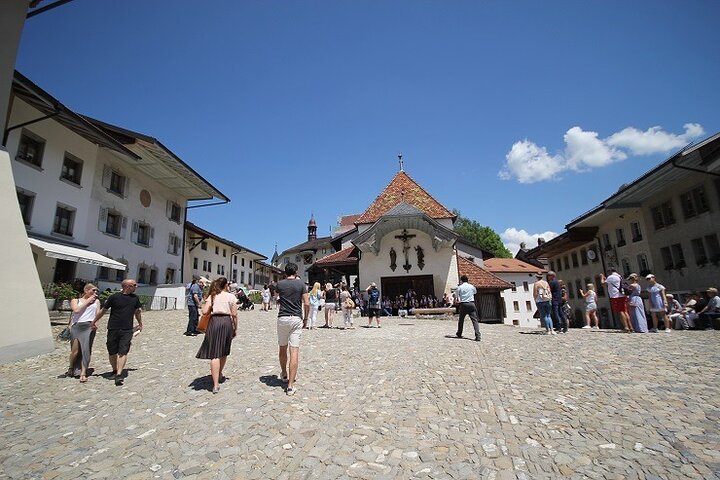 Excursão particular de Gruyères, incluindo fábrica de queijo e de chocolate saindo de Montreux