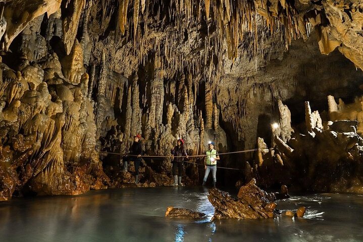 Tour di un'intera giornata alle grotte e alla natura di Rey Marcos da Coban