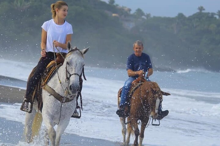 Ridning i Sayulita genom djungelstigar till stranden