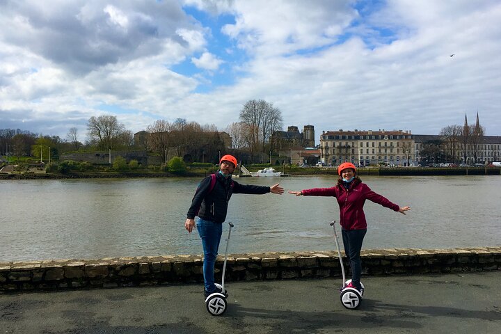 Giro insolito ed ecologico su un Segway e una bici elettrica a Bayonne