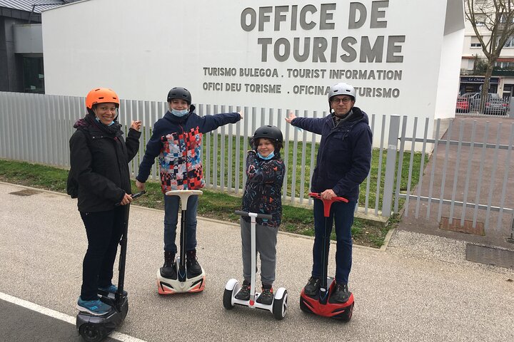 Giro insolito ed ecologico su un Segway e una bici elettrica a Bayonne