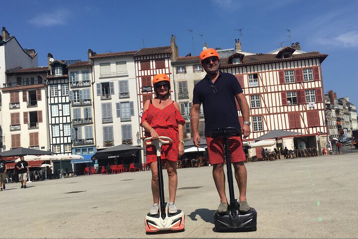 Giro insolito ed ecologico su un Segway e una bici elettrica a Bayonne