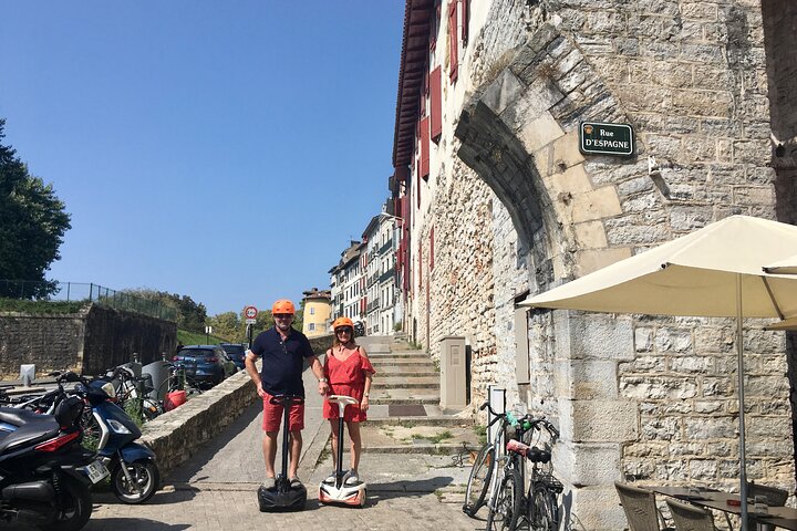 Giro insolito ed ecologico su un Segway e una bici elettrica a Bayonne