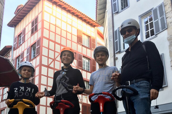 Giro insolito ed ecologico su un Segway e una bici elettrica a Bayonne