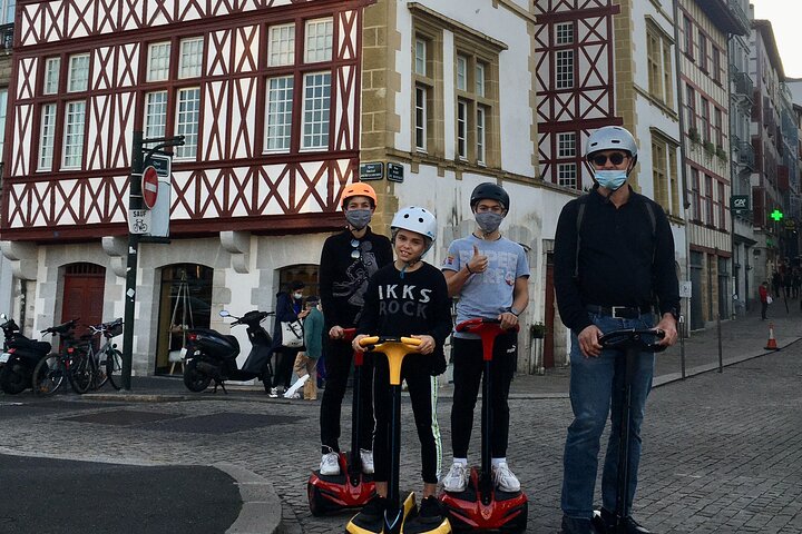 Giro insolito ed ecologico su un Segway e una bici elettrica a Bayonne