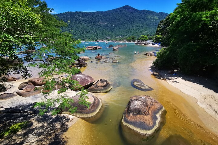 Cascata di Feiticeira + Spiagge di Enseada das Estrelas - Escursione privata di un'intera giornata