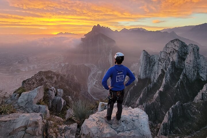 Nido de los Aguiluchos, Monterrey: Vandring + bergsklättring + 3 rappeller