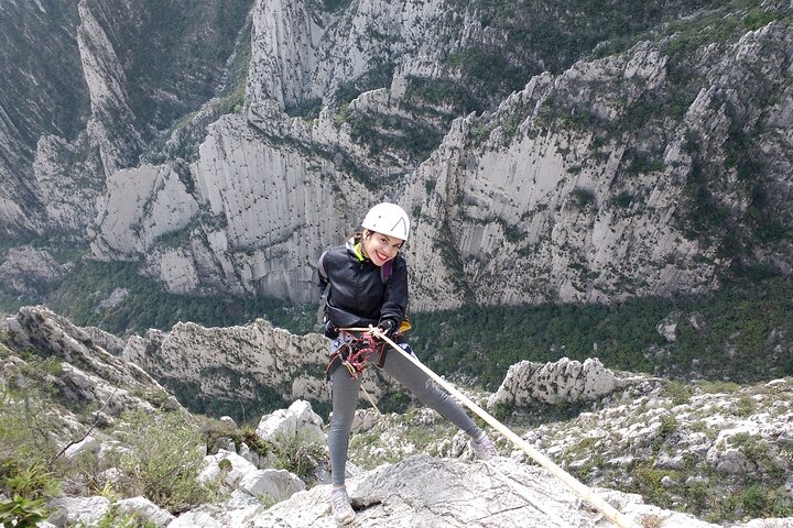 Nido de los Aguiluchos, Monterrey: Vandring + bergsklättring + 3 rappeller