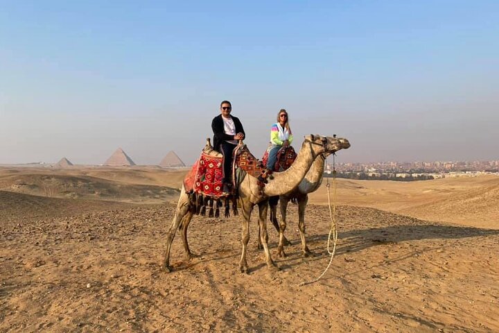 Tour privado a las pirámides de Giza con paseo en camello alrededor de la Gran Pirámide
