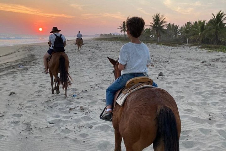 Tour a cavallo al tramonto autentico a Puerto Escondido