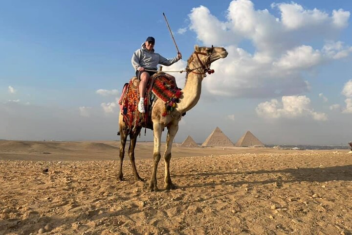 Tour privado a las pirámides de Giza con paseo en camello alrededor de la Gran Pirámide
