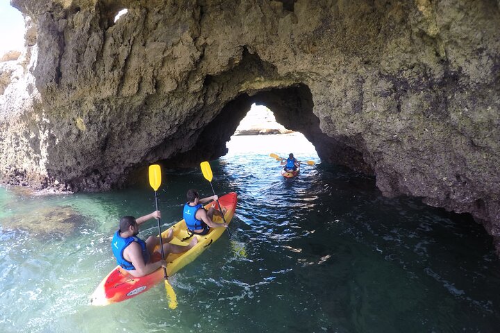 Albufeira : Grotte marine e spiagge nascoste Tour guidato in kayak