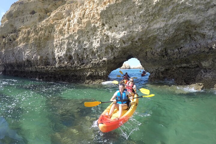Albufeira : Grotte marine e spiagge nascoste Tour guidato in kayak