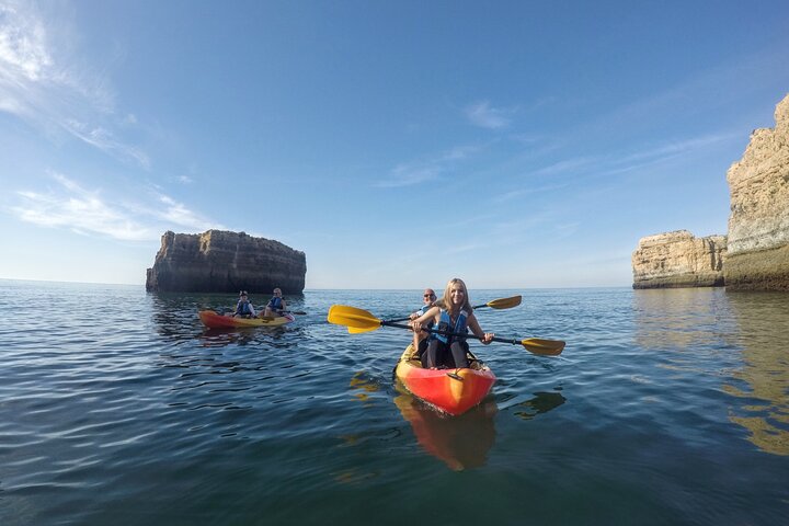 Albufeira : Grotte marine e spiagge nascoste Tour guidato in kayak