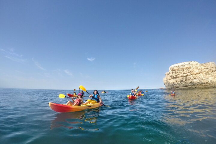 Albufeira : Grotte marine e spiagge nascoste Tour guidato in kayak