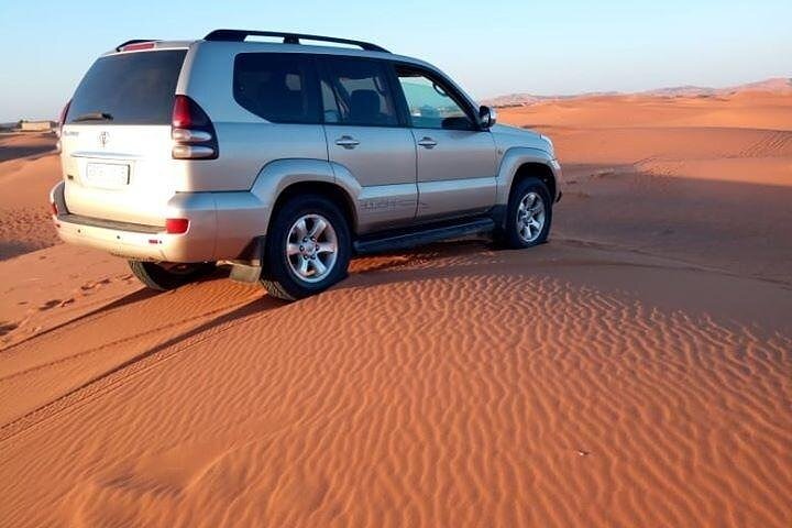 Viagem ao deserto de Merzouga saindo de Erfoud, passeio de camelo ao pôr do sol sobre as dunas