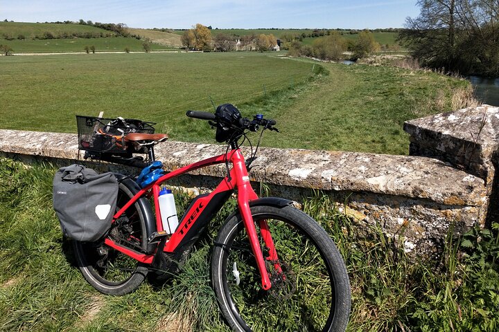 A excursão privada de um dia de bicicleta elétrica em Cotswolds começa perto de Oxford