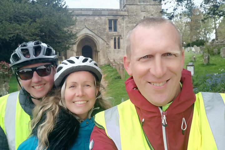 A excursão privada de um dia de bicicleta elétrica em Cotswolds começa perto de Oxford