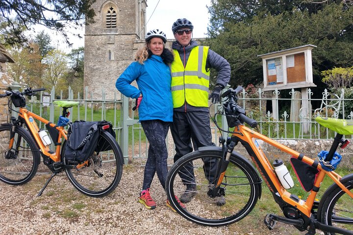 A excursão privada de um dia de bicicleta elétrica em Cotswolds começa perto de Oxford