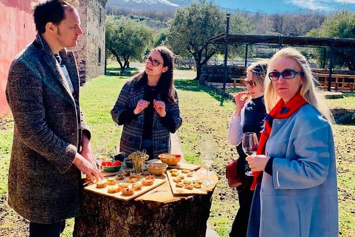 Privérondleiding van 6 uur langs drie Etna-wijnhuizen met eten en wijnproeverij