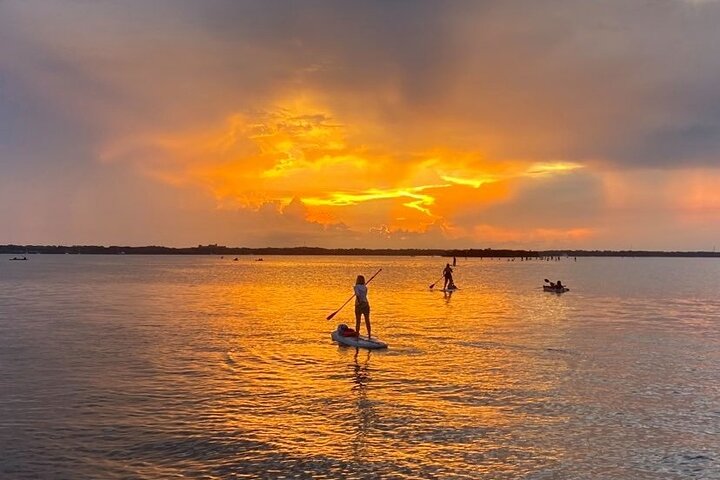 Restauranter i nærheten av Bioluminescence Clear Kayak & Paddleboard Tour