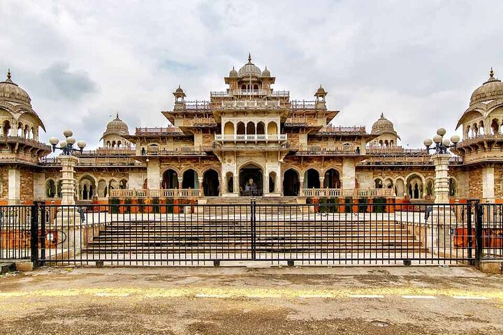 Privater Transfer in eine Richtung vom Mount Abu nach Jaipur in einem Wechselstromfahrzeug