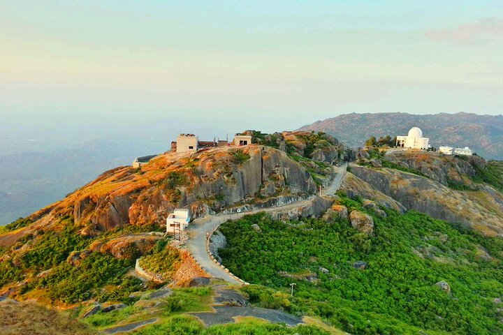 Privater Einwegtransfer vom Mount Abu nach Ahmedabad in einem Wechselstromfahrzeug