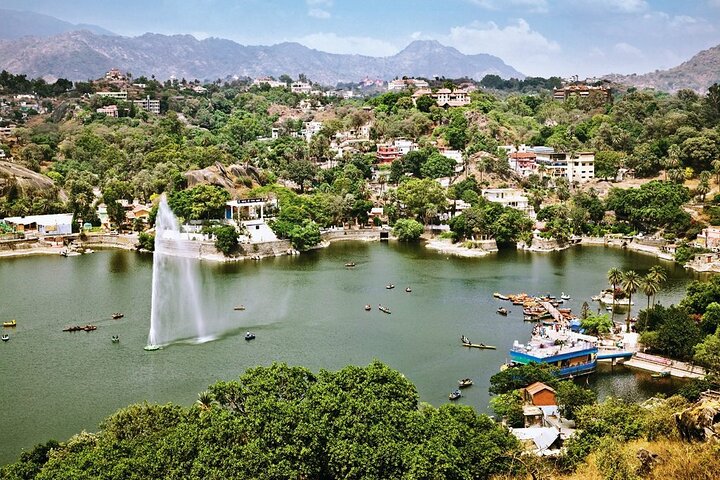 Privater Einwegtransfer vom Mount Abu nach Ahmedabad in einem Wechselstromfahrzeug