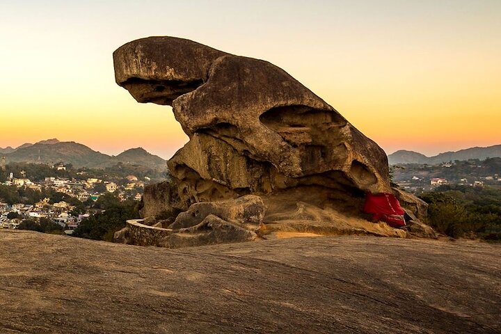 Privater Einwegtransfer vom Mount Abu nach Ahmedabad in einem Wechselstromfahrzeug
