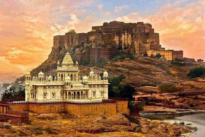 Privat envejsoverførsel fra Mount Abu til Jodhpur i AC-køretøj