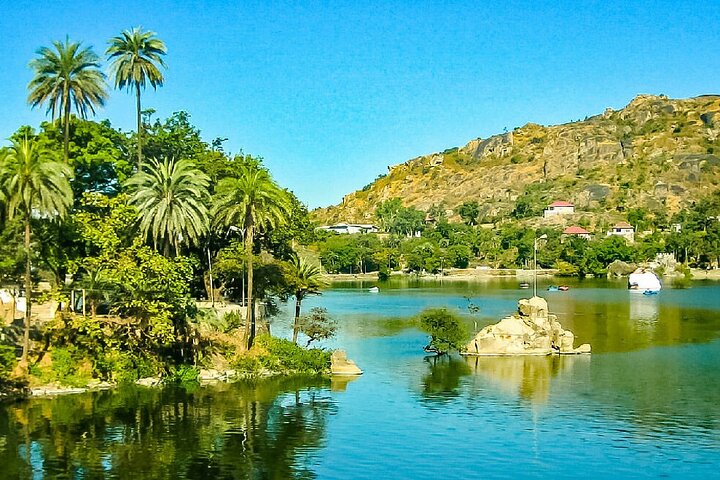 Privater Einwegtransfer vom Mount Abu nach Ahmedabad in einem Wechselstromfahrzeug