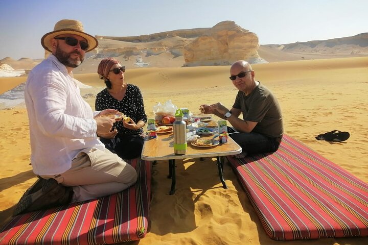 2 - Dag Bahariya Oasis Witte en Zwarte Overnachting Camping Jeep Tour