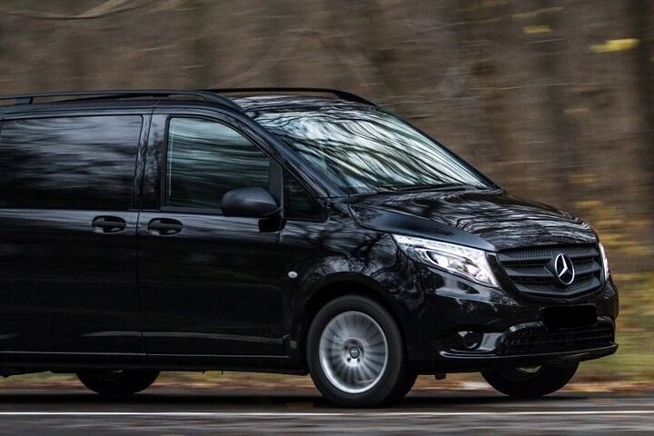 Porto Airport Transfer: Private Meet & Greet, Flight Tracked